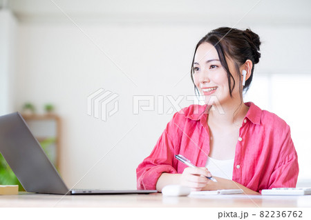 リビングでテレワーク中の若い女性 82236762