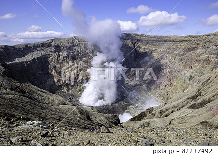 活動する火山を間近で見学できる観光スポット 阿蘇山火口(熊本県阿蘇市) 活動する火山を間近で見学できる観光スポット 阿蘇山火口(熊本県阿蘇市) 82237492