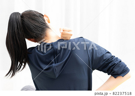 肩こりに悩む女性の後ろ姿 82237518