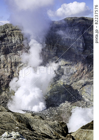 活動する火山を間近で見学できる観光スポット　阿蘇山火口（熊本県阿蘇市） 82237576