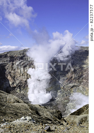 活動する火山を間近で見学できる観光スポット 阿蘇山火口(熊本県阿蘇市) 活動する火山を間近で見学できる観光スポット 阿蘇山火口(熊本県阿蘇市) 82237577