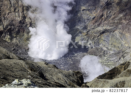 活動する火山を間近で見学できる観光スポット　阿蘇山火口（熊本県阿蘇市） 82237817