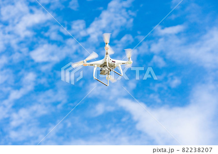ドローンと青空 82238207