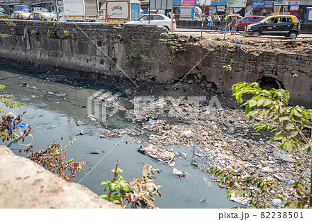 【インド】ムンバイのダラヴィ地区の川 【インド】ムンバイのダラヴィ地区の川 82238501