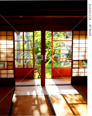 昼間の明るい木漏れ日のさす畳と障子窓のある日本的な和室のある風景 昼間の明るい木漏れ日のさす畳と障子窓のある日本的な和室のある風景 82240459