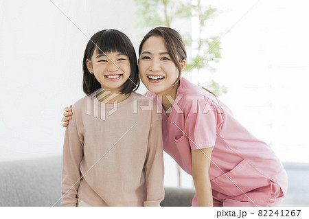 女の子と医師 女の子と医師 82241267