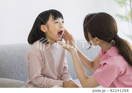 歯科スタッフに口を開ける女の子 小児歯科 歯科スタッフに口を開ける女の子 小児歯科 82241268