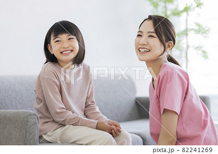 女の子と医師 女の子と医師 82241269