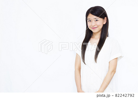 ロングヘアーの30代女性 ロングヘアーの30代女性 82242792