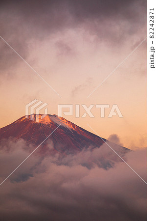 山梨県 朝日に染まる富士山の写真素材