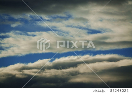 初秋の朝空・朝日に照らされた雲・210908am 82243022