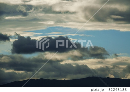 初秋の朝空・朝日に照らされた雲・210908am 82243188