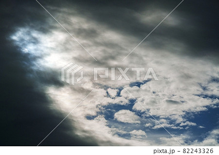 初秋の朝空・朝日に照らされた雲・210908am 82243326