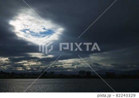 初秋の朝空・朝日に照らされた雲・210908am 82243329