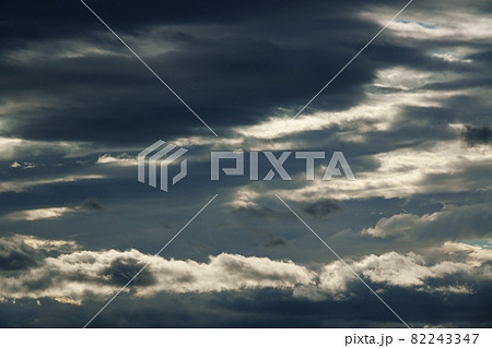 初秋の朝空・朝日に照らされた雲・210908am 82243347