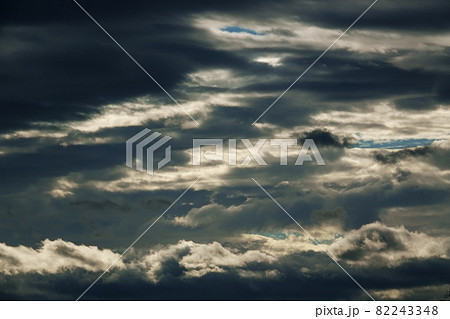 初秋の朝空・朝日に照らされた雲・210908am 82243348