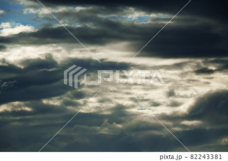 初秋の朝空・朝日に照らされた雲・210908am 82243381