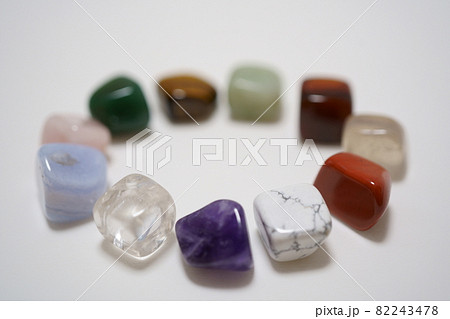 丸く並んだカラフルな半貴石たち 82243478