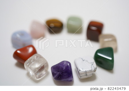 丸く並んだカラフルな半貴石たち 82243479