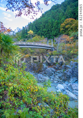 三波石峡 そうせき橋 秋の風景 紅葉の季節 三波石峡 そうせき橋 秋の風景 紅葉の季節 82244065
