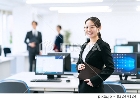 ビジネス　ビジネスマン　オフィス　新入社員　女性 82244124