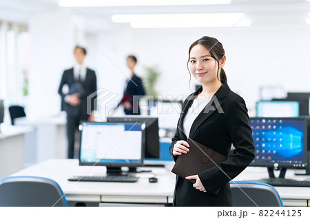ビジネス　ビジネスマン　オフィス　新入社員　女性 82244125
