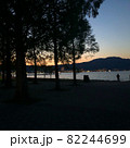 夕暮れの湖畔 82244699