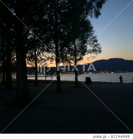 夕暮れの湖畔 夕暮れの湖畔 82244699