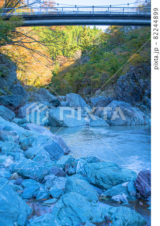 三波石峡 三波石 そうせき橋 秋風景 三波石峡 三波石 そうせき橋 秋風景 82244899
