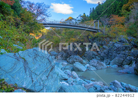 三波石峡　三波石　そうせき橋　秋風景　　　　 82244912