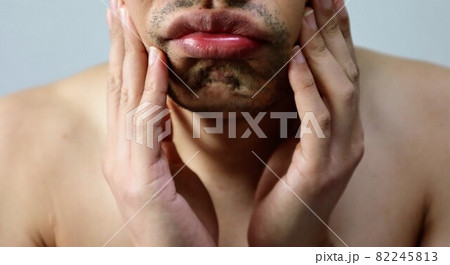 髭が濃くて悩む日本人男性 髭が濃くて悩む日本人男性 82245813