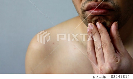 毛深い髭に悩む日本人男性のクローズアップ 毛深い髭に悩む日本人男性のクローズアップ 82245814