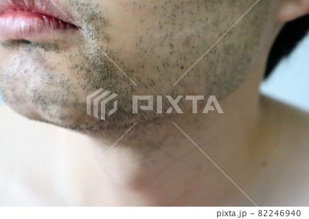 毛深い髭の日本人男性 82246940