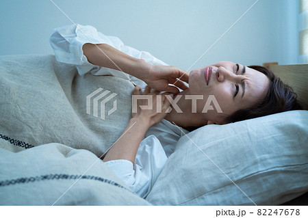 眠れないミドル女性 体調不良 眠れないミドル女性 体調不良 82247678