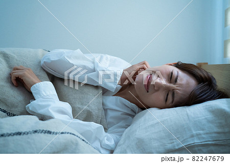 眠れないミドル女性　体調不良 82247679