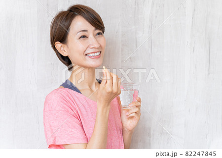 サプリを飲むミドル女性 サプリを飲むミドル女性 82247845