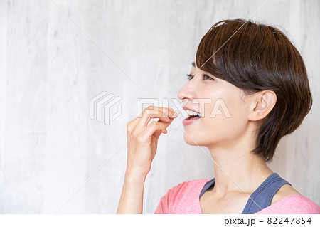 サプリを飲むミドル女性 サプリを飲むミドル女性 82247854