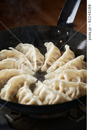 フライパンで餃子を焼く 82248168