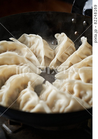 フライパンで餃子を焼く フライパンで餃子を焼く 82248169