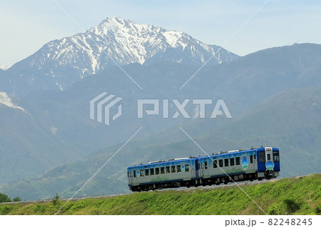 甲斐駒ヶ岳と小海線の急行列車HIGHRAIL1375 82248245