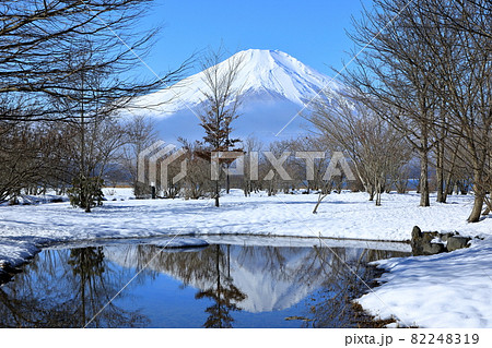 雪景色が美しい富士山と山中湖の風景 雪景色が美しい富士山と山中湖の風景 82248319