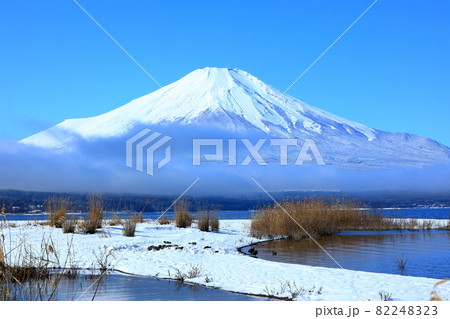 雪景色が美しい富士山と山中湖の風景 82248323