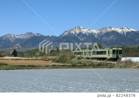 八ヶ岳とレタス街道を走る小海線キハ110系(野辺山-信濃川上) 82248376