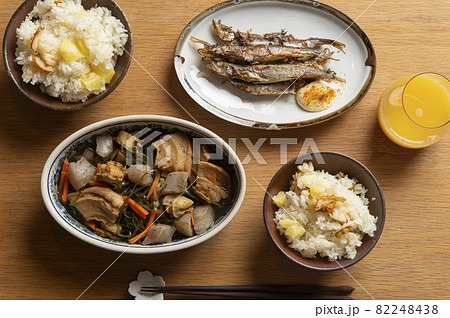 切り昆布の煮物、ホタテごはん、子持ちシシャモの食卓 82248438