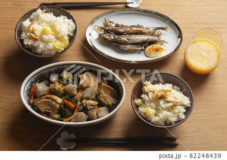 切り昆布の煮物、ホタテごはん、子持ちシシャモの食卓 切り昆布の煮物、ホタテごはん、子持ちシシャモの食卓 82248439