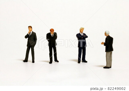 何かを言おうとする人と考え込む人 speaking man & considering men 何かを言おうとする人と考え込む人 speaking man & considering men 82249002