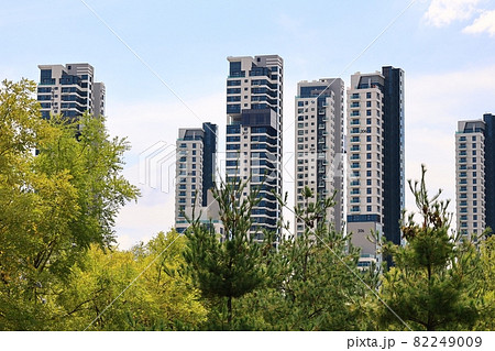 クレーン 公園 高層ビル 82249009