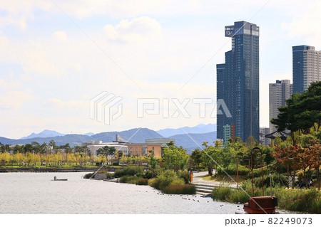 クレーン 噴水 虹 82249073