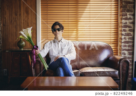 花束を持つ男性 ポートレート 花束を持つ男性 ポートレート 82249246
