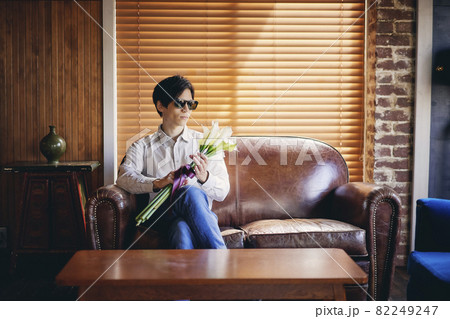 花束を持つ男性 ポートレート 花束を持つ男性 ポートレート 82249247